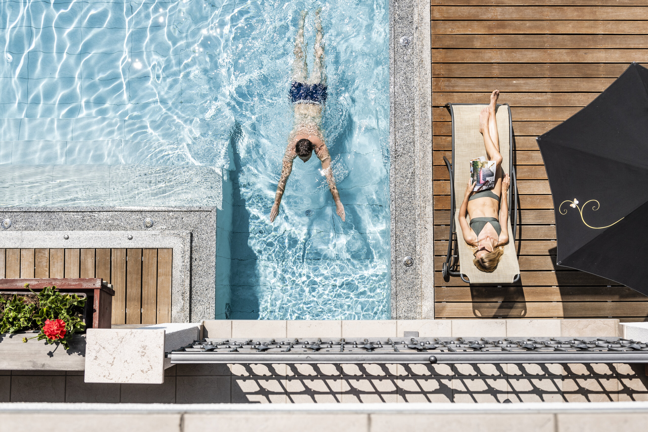 Piscina all'aperto in estate dall'alto - Hotel Mirabell Dolomites 5 stelle a Valdaora