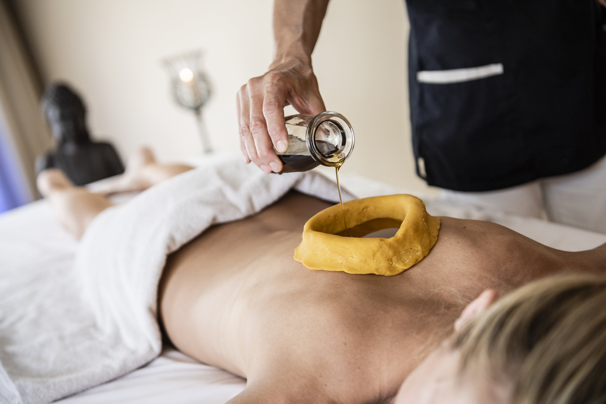 Massage mit Honig - 5 Sterne Hotel Mirabell Dolomites in Olang