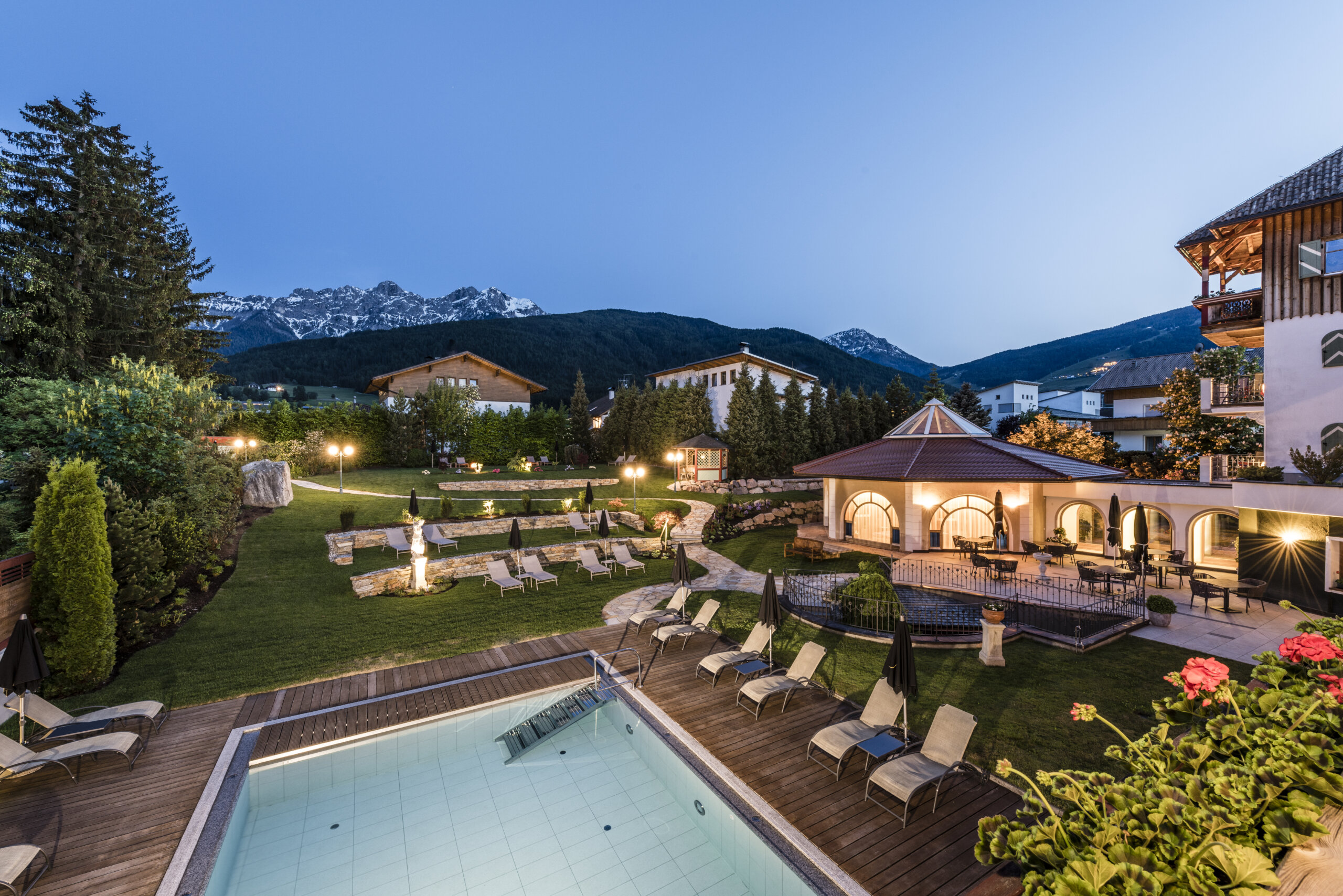 Giardino con lettini e piscina - Hotel Mirabell Dolomites 5 stelle a Valdaora