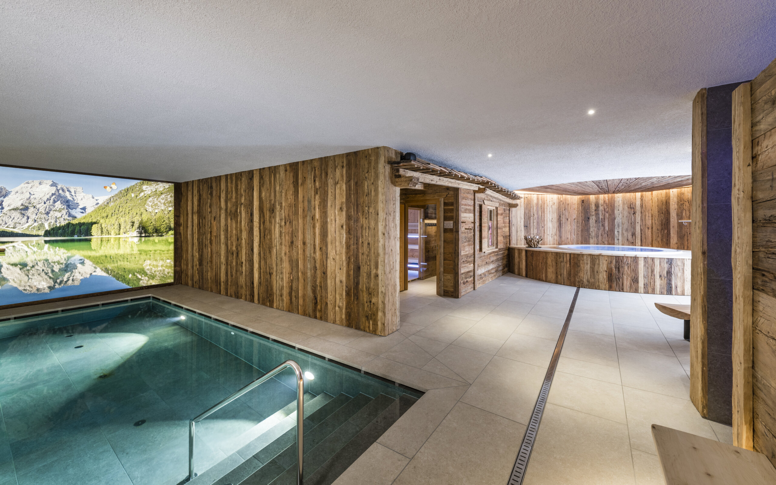 Hotel con piscina - vista interna - Hotel Mirabell Dolomites 5 stelle a Valdaora