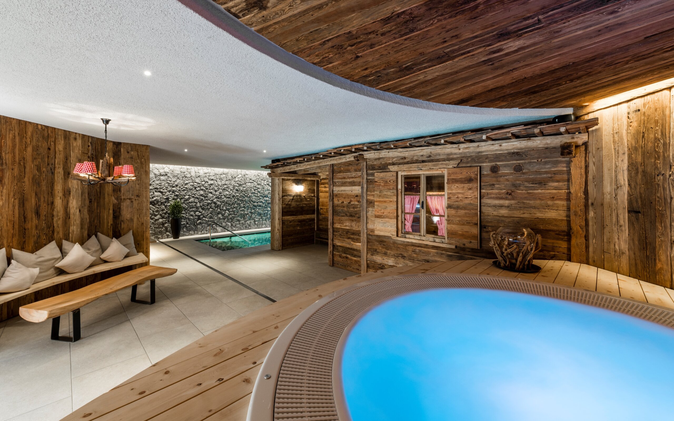 Piscina - vista interna - Hotel Mirabell Dolomites 5 stelle a Valdaora