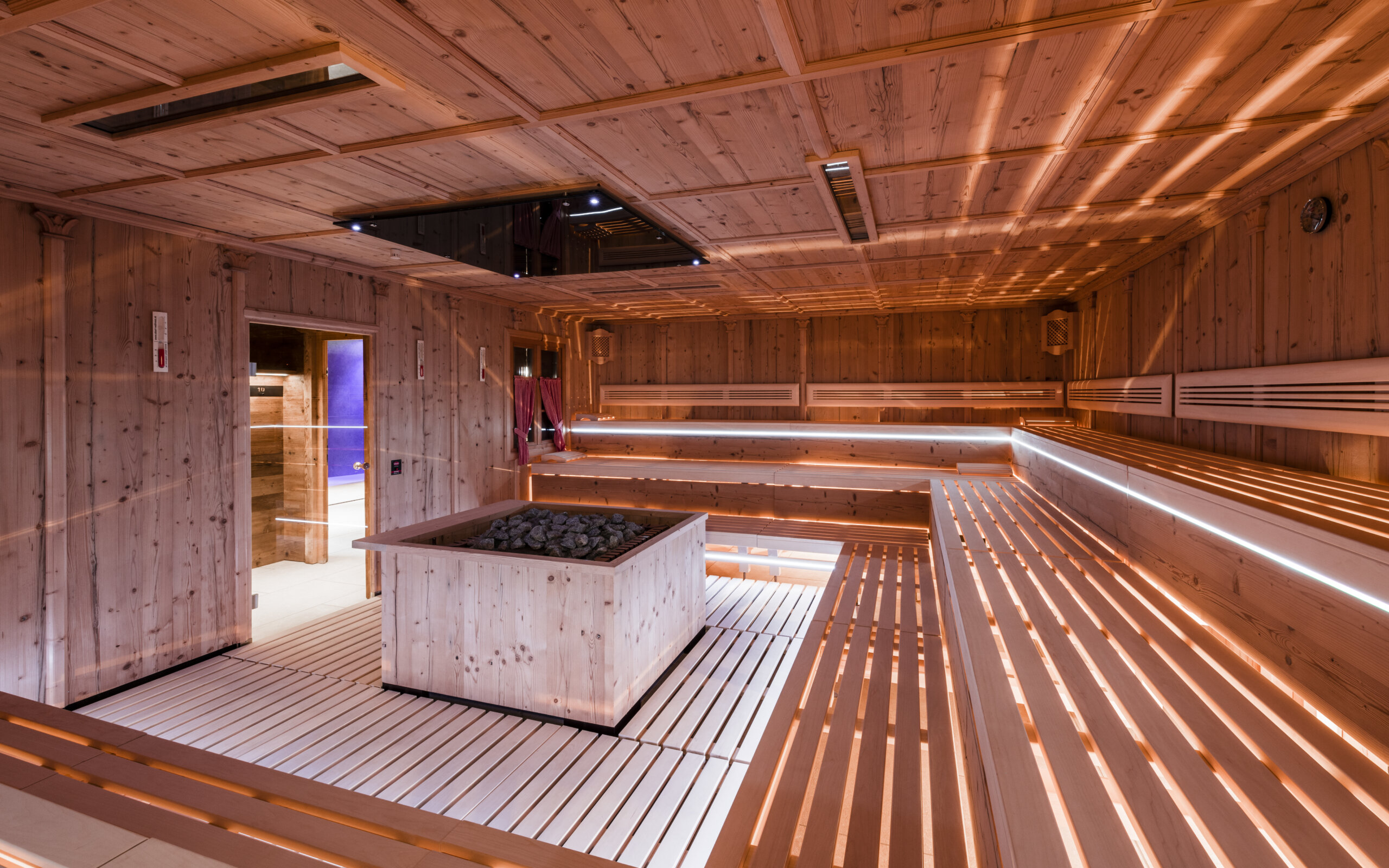 Sauna da legno - Hotel Mirabell Dolomites 5 stelle a Valdaora
