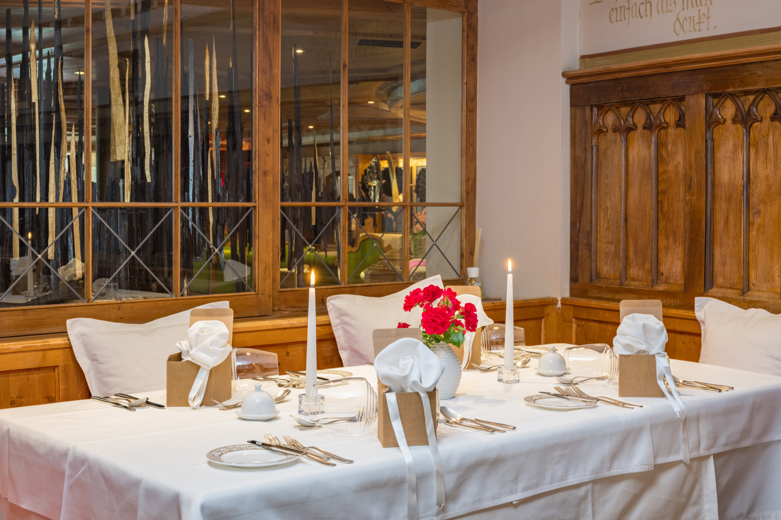 Gedeckter Tisch mit Kerzen und Blumen - 5 Sterne Hotel Mirabell Dolomites in Olang