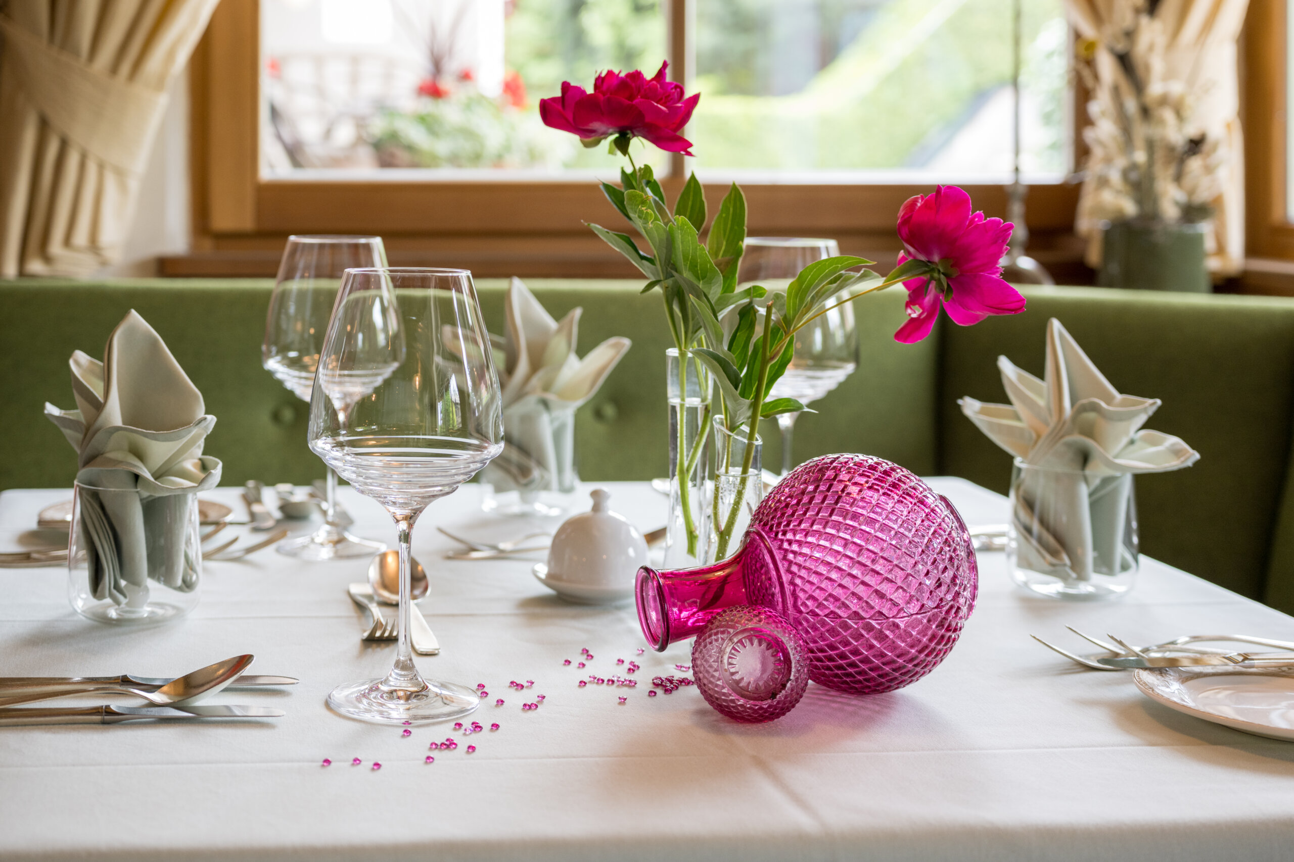 Gedeckter Tisch mit rosa Blumen & Vase - Detail - 5 Sterne Hotel Mirabell Dolomites in Olang