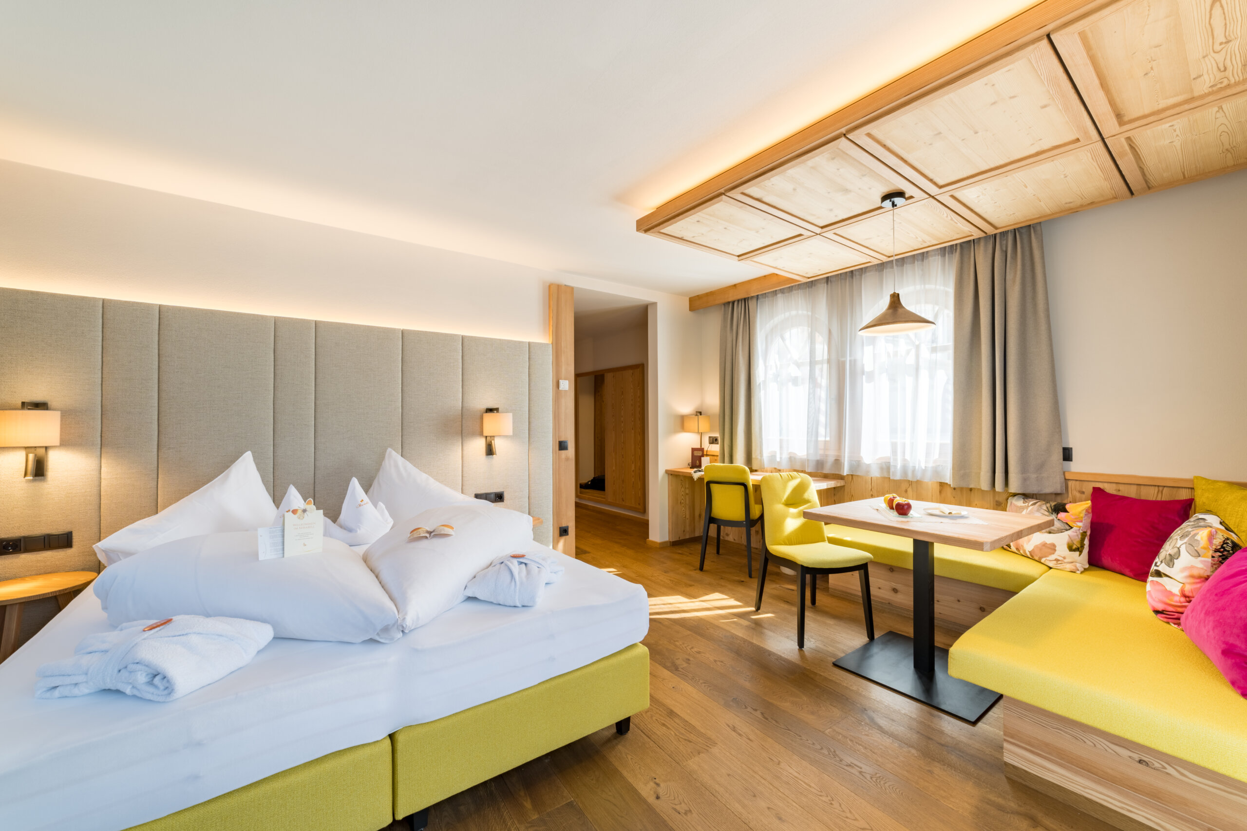 Helles Schlafzimmer mit Esstisch - 5 Sterne Hotel Mirabell Dolomites in Olang