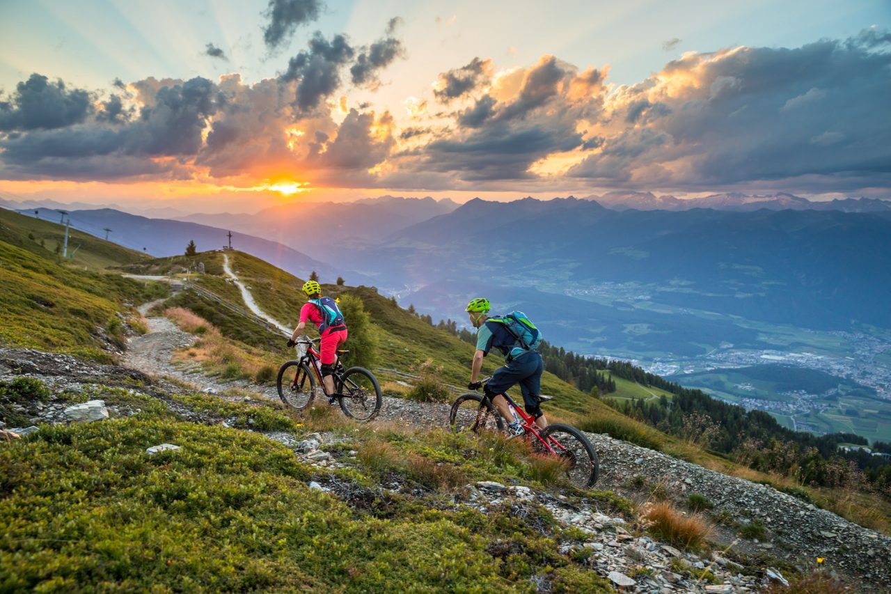 In bicicletta in montagna al tramonto - Hotel Mirabell Dolomites 5 stelle a Valdaora