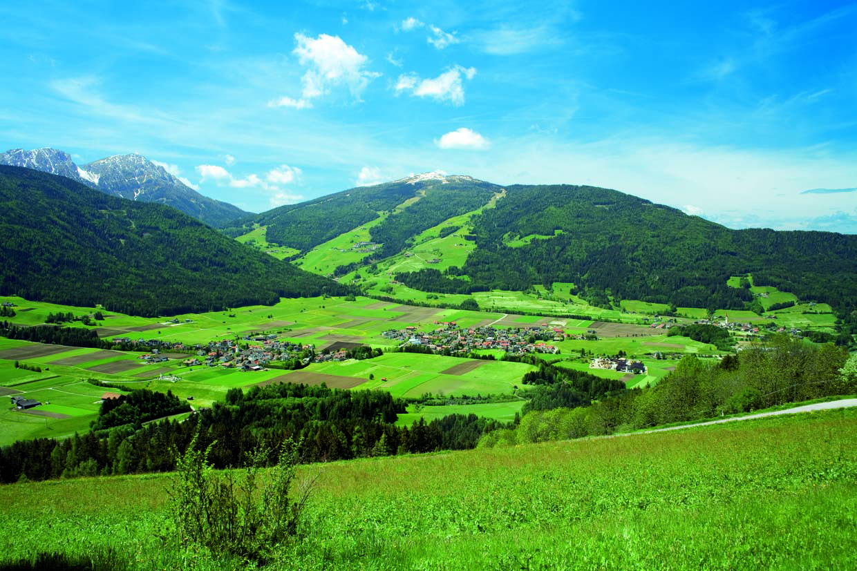 Paesaggio estivo a Valdaora - vista dall'alto - Hotel Mirabell Dolomites 5 stelle a Valdaora