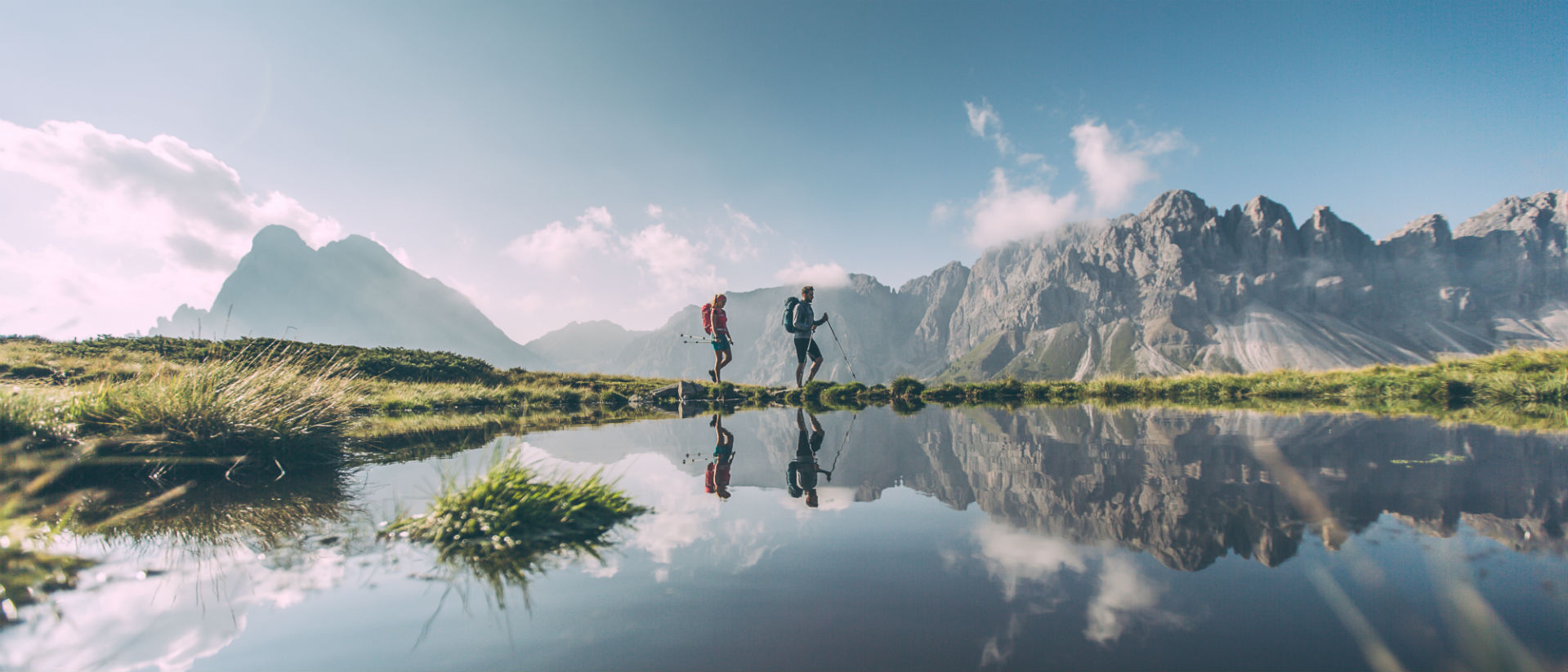 Escursioni con lo sfondo delle montagne e del lago in estate - Hotel Mirabell Dolomites 5 stelle a Valdaora