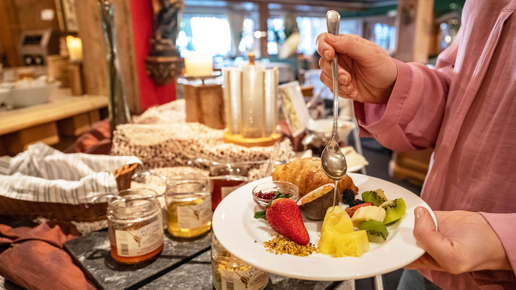 Frühstück mit Obst und Honig - 5 Sterne Hotel Mirabell Dolomites in Olang