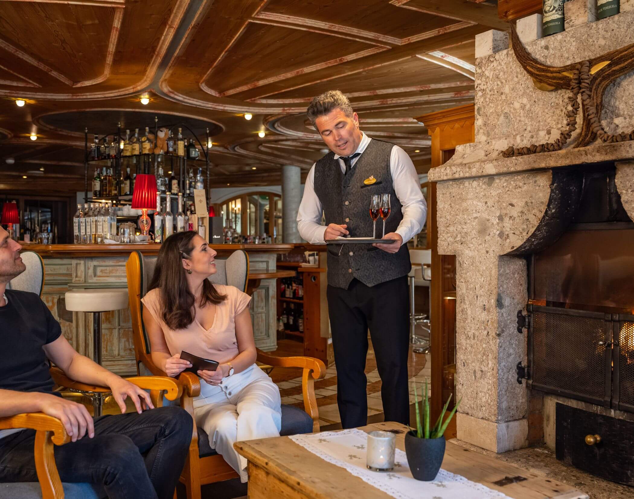 Cameriere che serve - Hotel Mirabell Dolomites 5 stelle a Valdaora