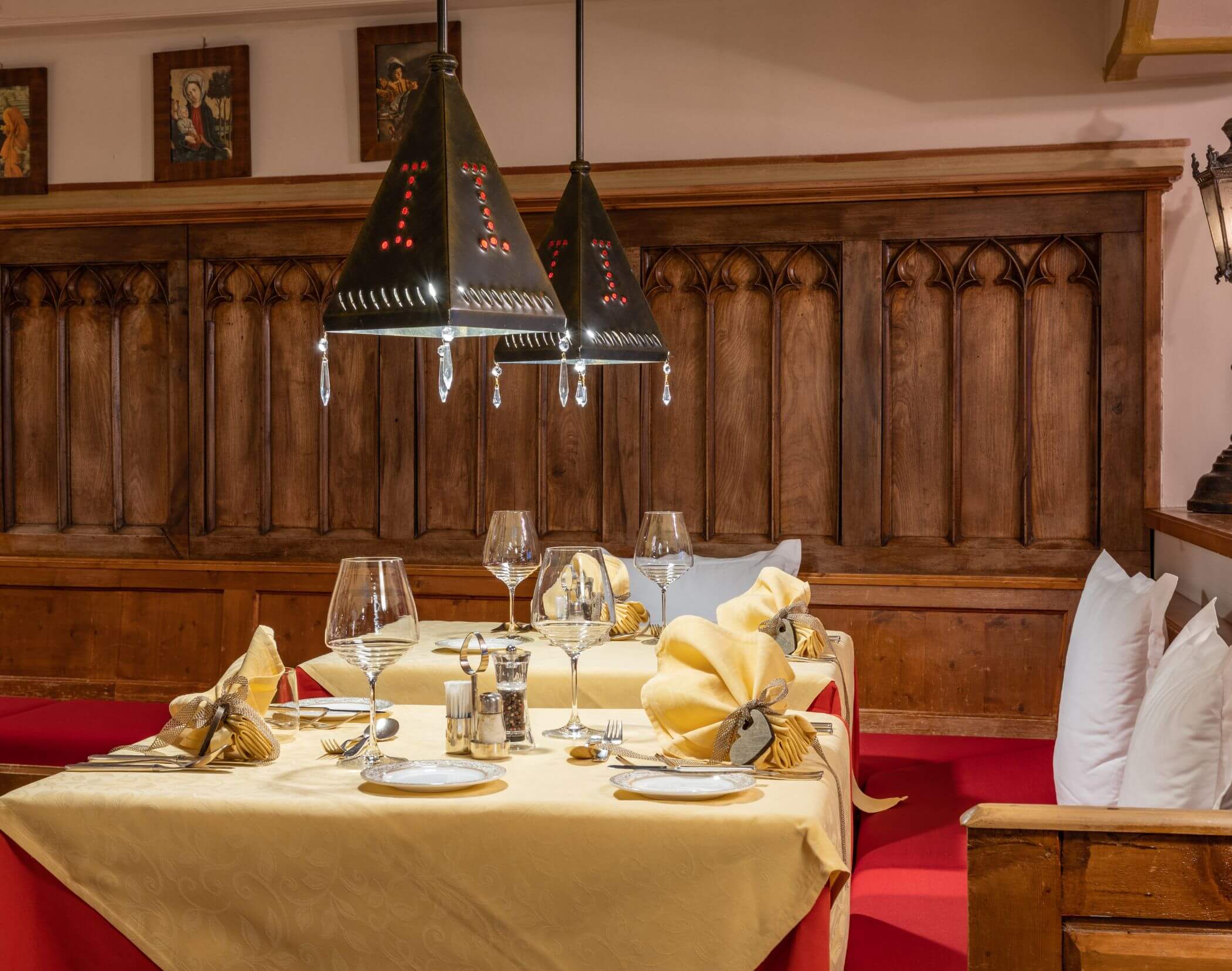 Tavolo con ambiente accogliente - Hotel Mirabell Dolomites 5 stelle a Valdaora