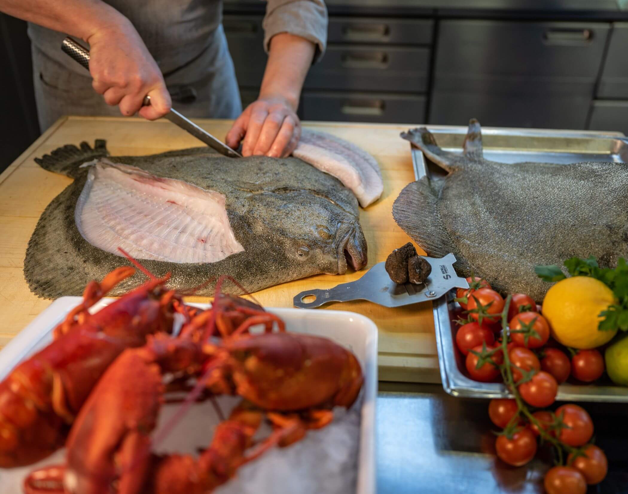 Preparazione del pesce - Hotel Mirabell Dolomites 5 stelle a Valdaora