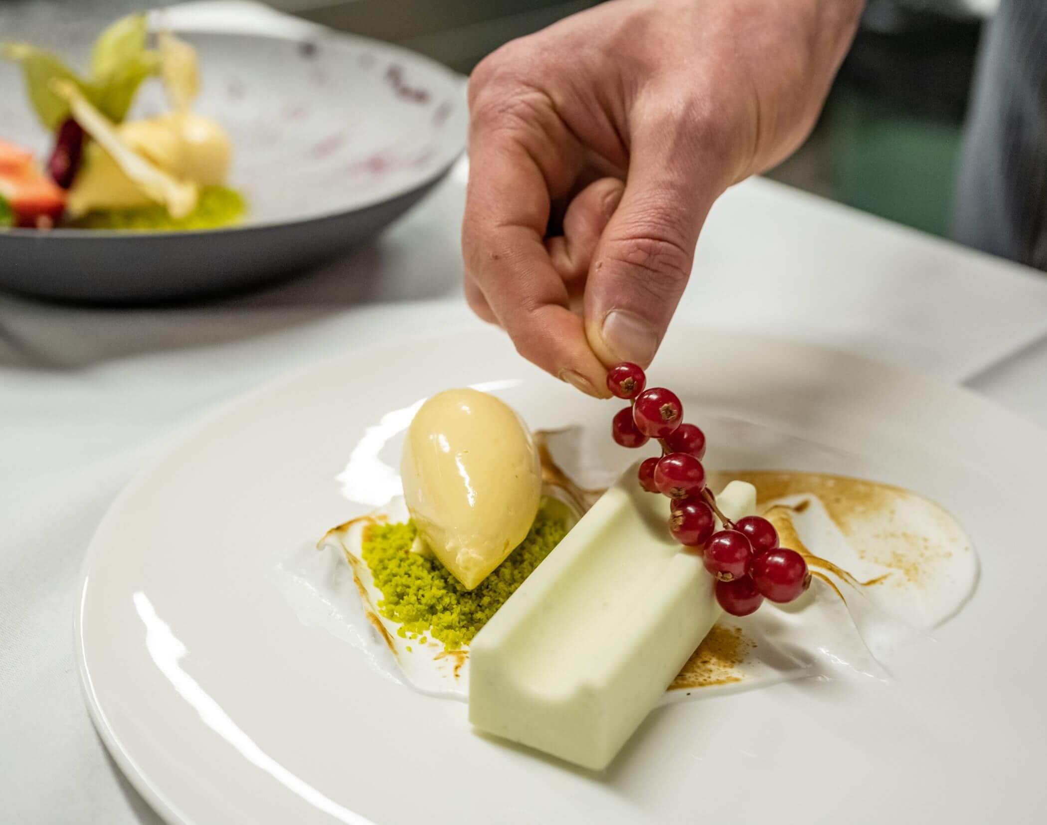 Predisporre il dessert - Hotel Mirabell Dolomites 5 stelle a Valdaora