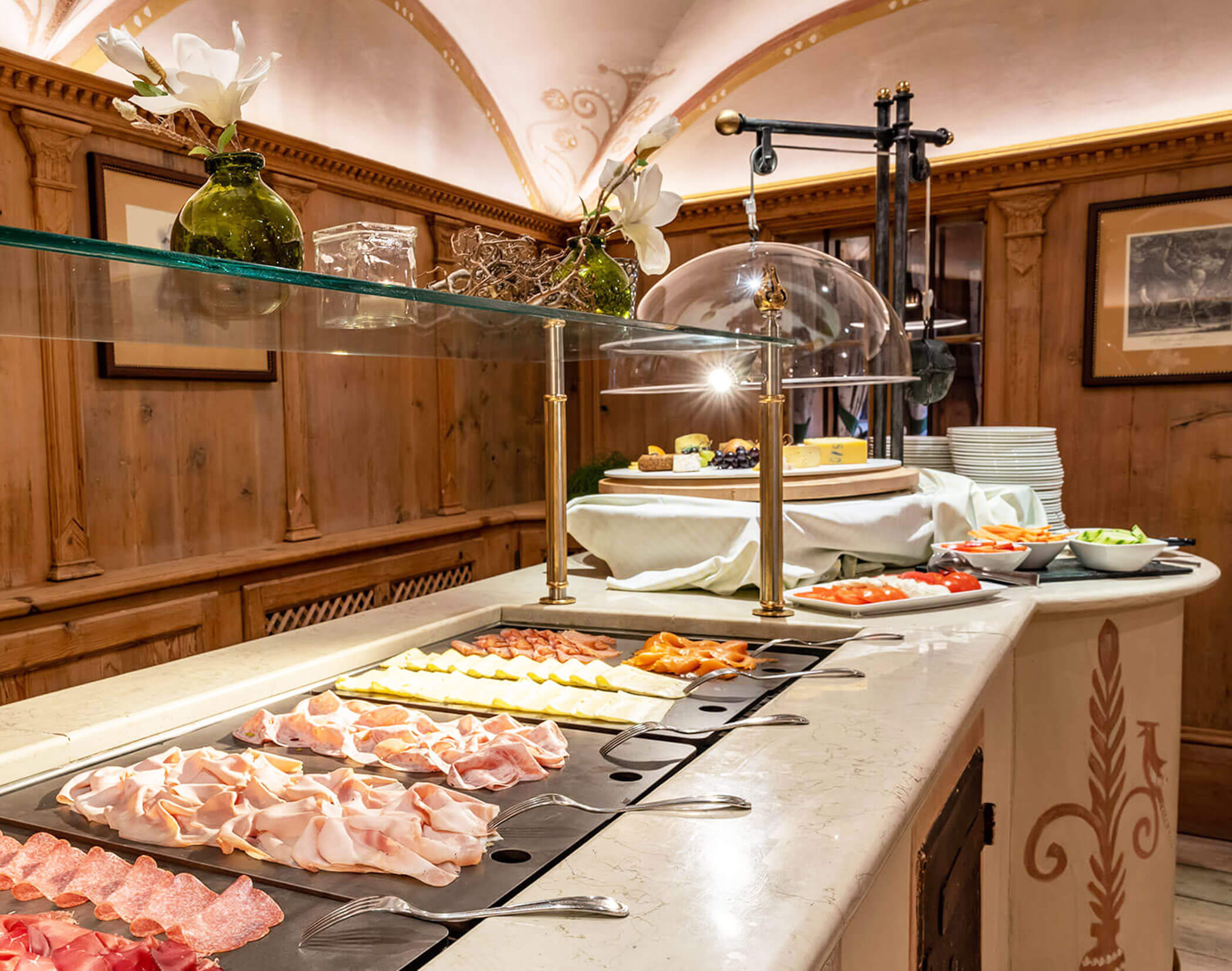 Buffet di salsicce e formaggi - Hotel Mirabell Dolomites 5 stelle a Valdaora