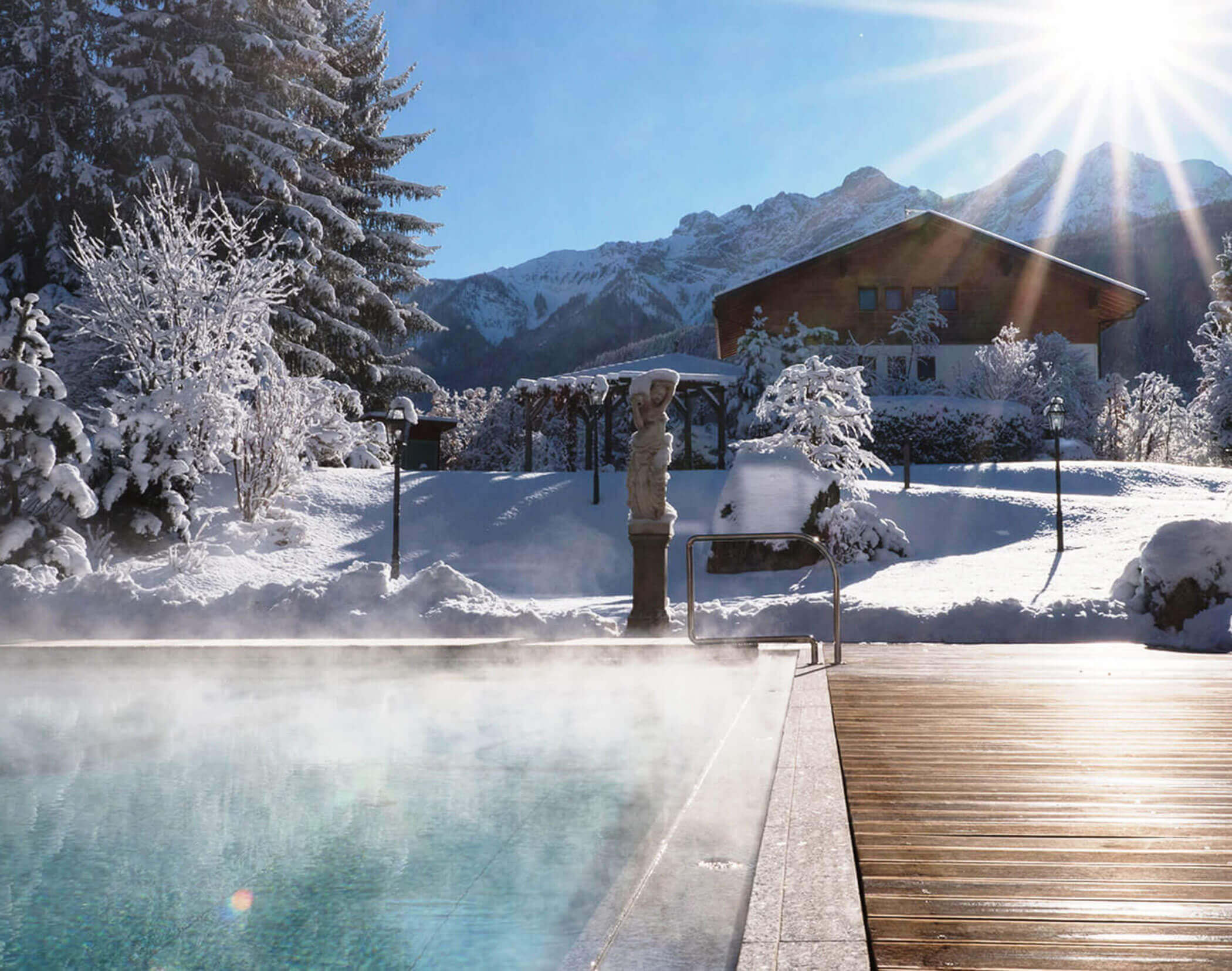 Piscina all'aperto in inverno - Hotel Mirabell Dolomites 5 stelle a Valdaora