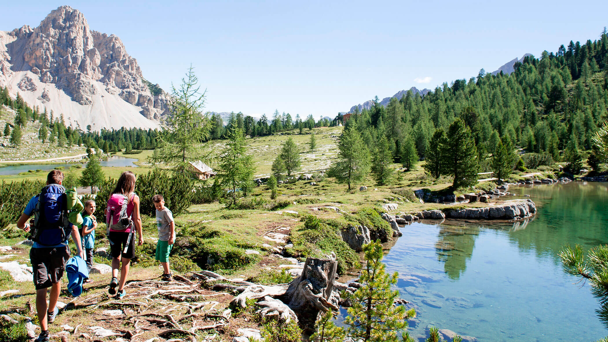 Familie beim Wandern - 5 Sterne Hotel Mirabell Dolomites in Olang