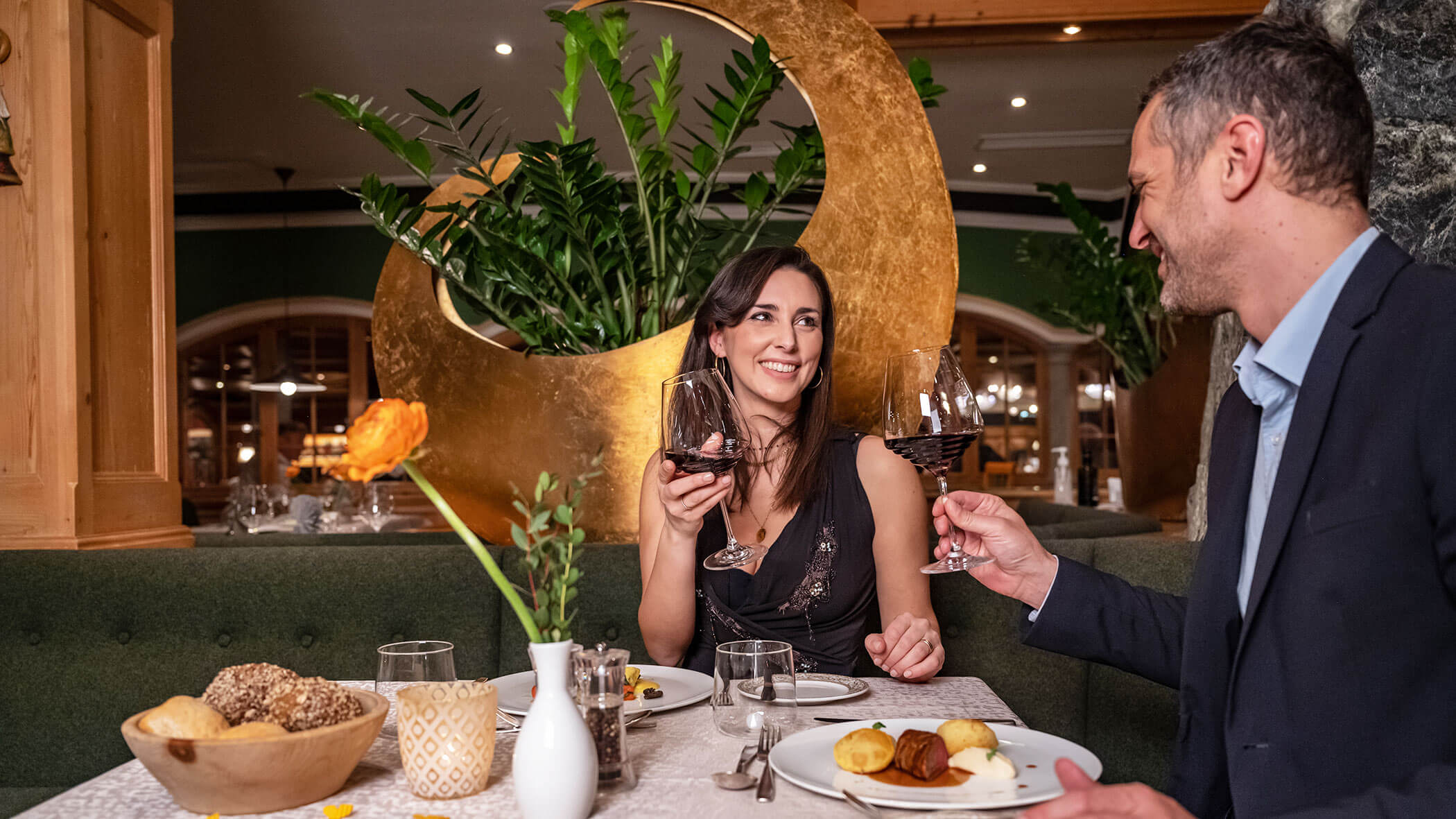 Coppia che degusta il vino a cena - Hotel Mirabell Dolomites 5 stelle a Valdaora