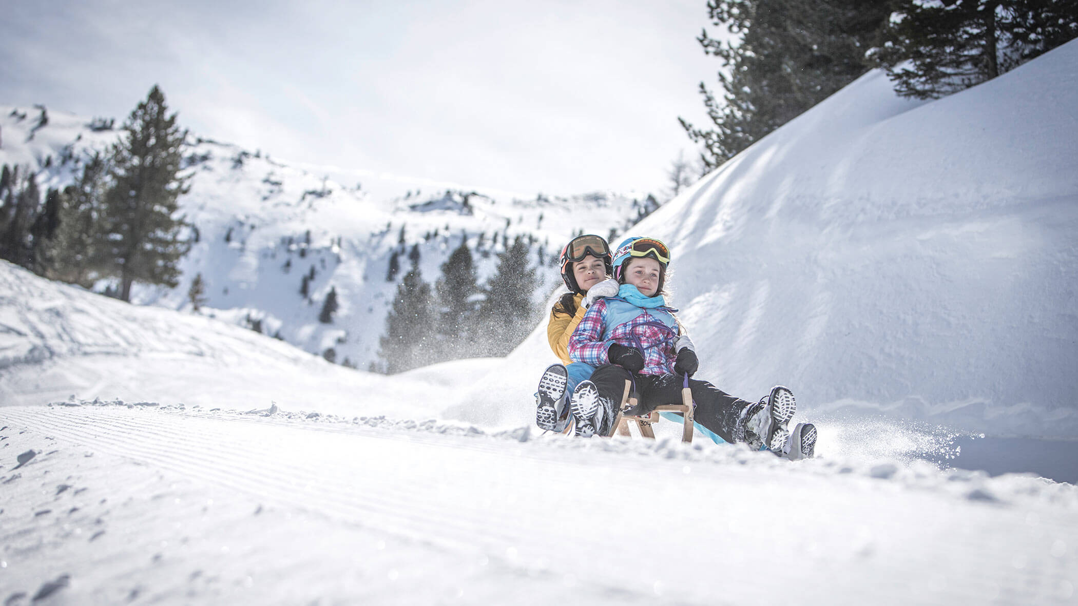 Kinder beim Rodeln im Winter - 5 Sterne Hotel Mirabell Dolomites in Olang