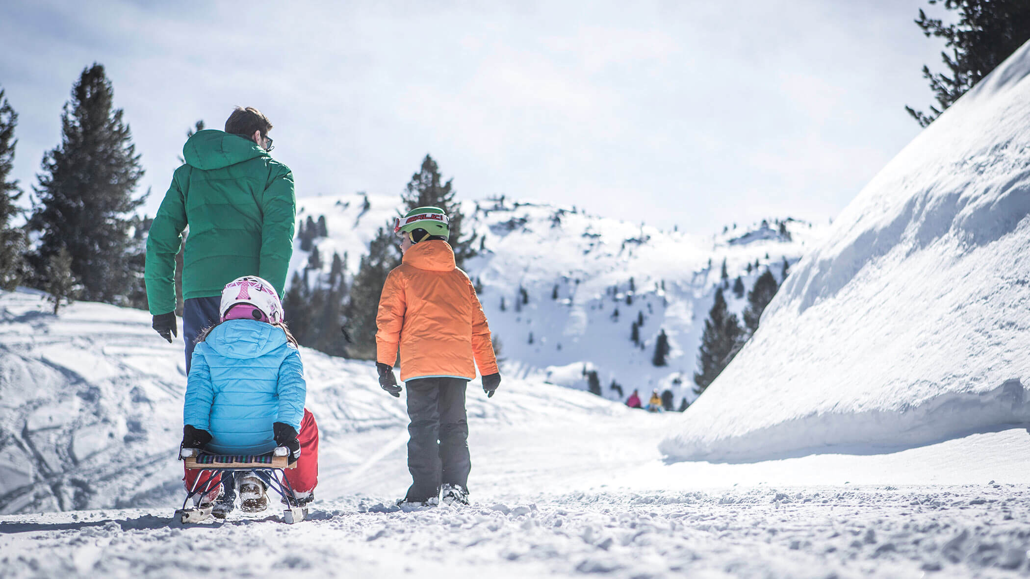 Familie beim Schlittenfahren - 5 Sterne Hotel Mirabell Dolomites in Olang