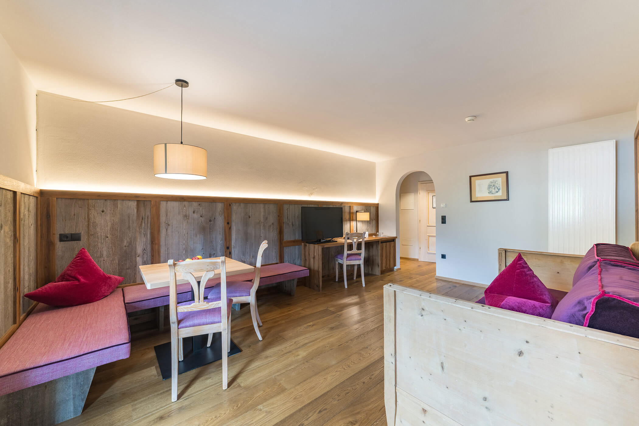 Esstisch mit Stühlen - Zimmer Klassik - 5 Sterne Hotel Mirabell Dolomites in Olang