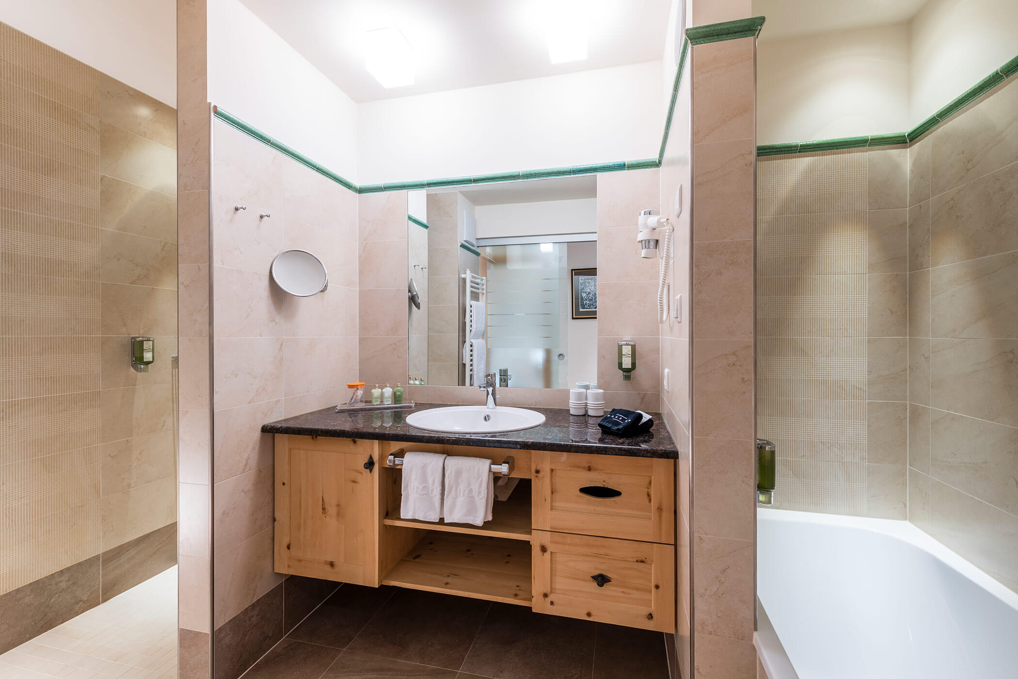 Bad - Zimmer Garten Flair - 5 Sterne Hotel Mirabell Dolomites in Olang