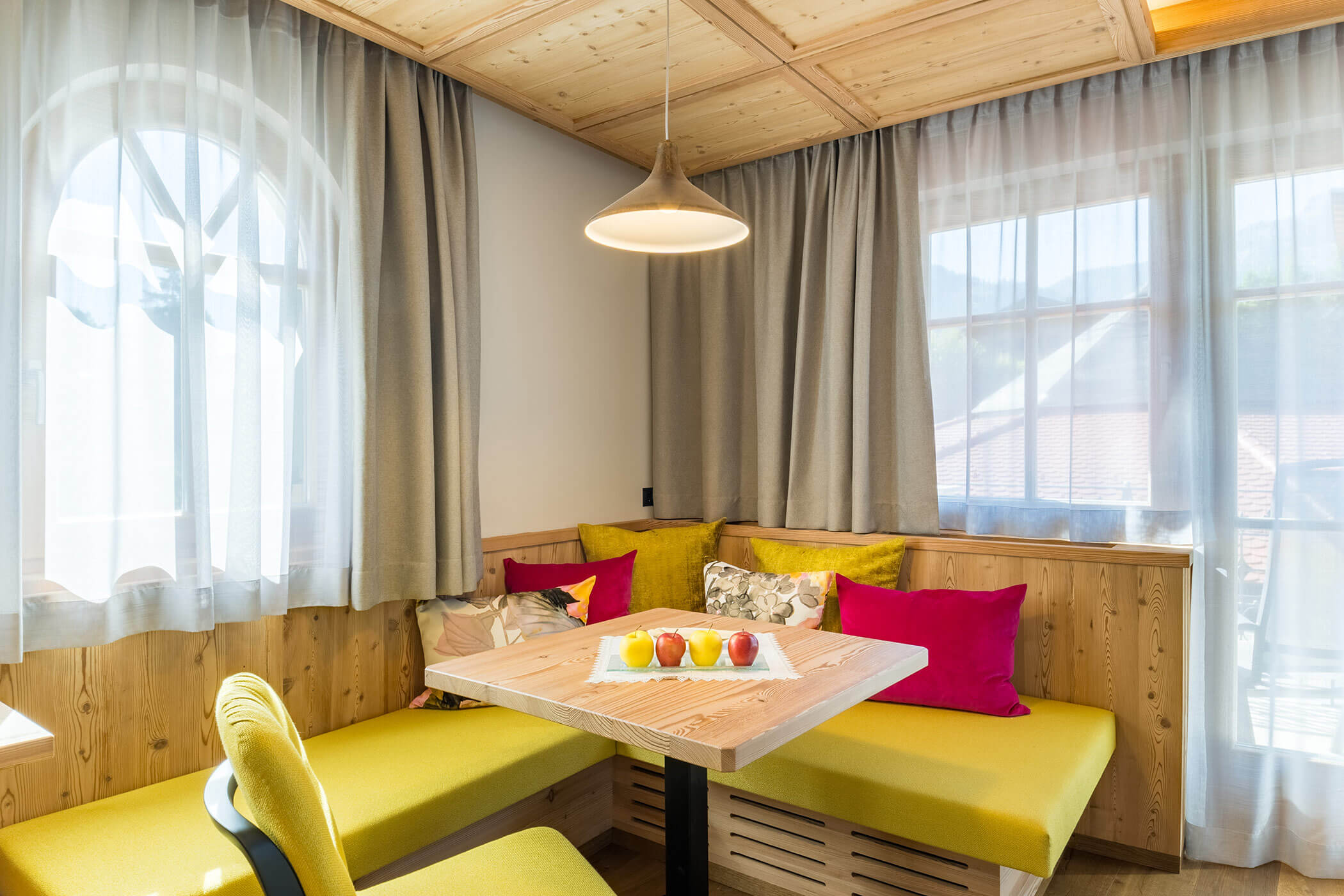 Wohnecke mit Esstisch - Zimmer Garten Klassik - 5 Sterne Hotel Mirabell Dolomites in Olang