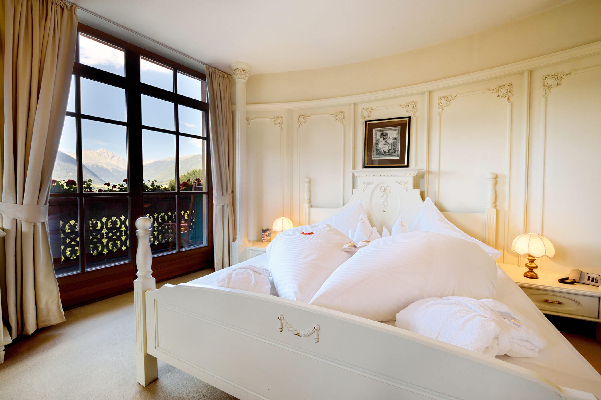 Doppelbett - Zimmer im Turm Select - 5 Sterne Hotel Mirabell Dolomites in Olang