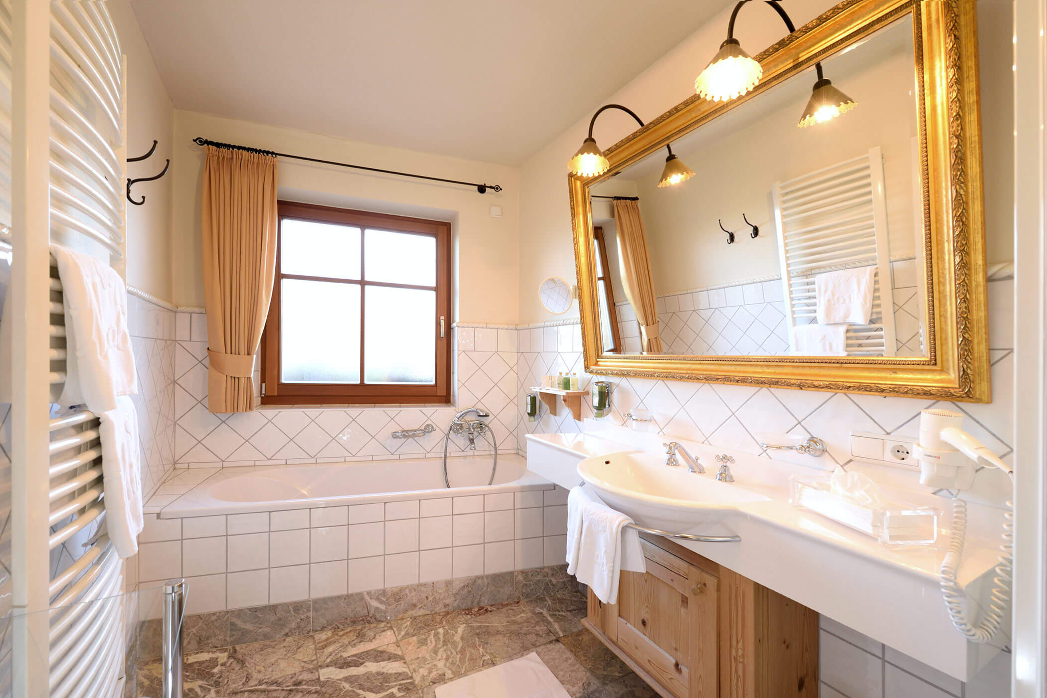 Bad - Zimmer Bergwelt - 5 Sterne Hotel Mirabell Dolomites in Olang