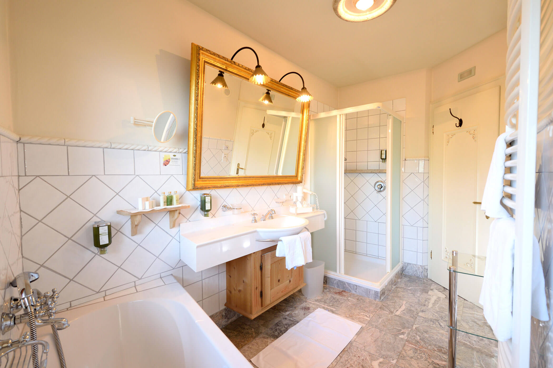 Badezimmer - Zimmer Bergwelt - 5 Sterne Hotel Mirabell Dolomites in Olang