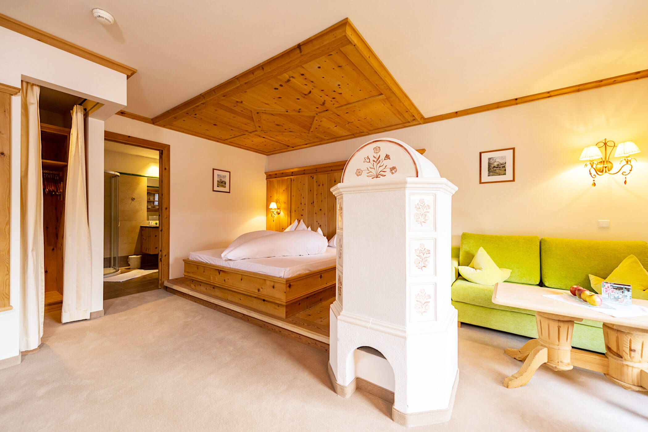 Schlafzimmer - Zimmer im Turm Waldsaum Style - 5 Sterne Hotel Mirabell Dolomites in Olang