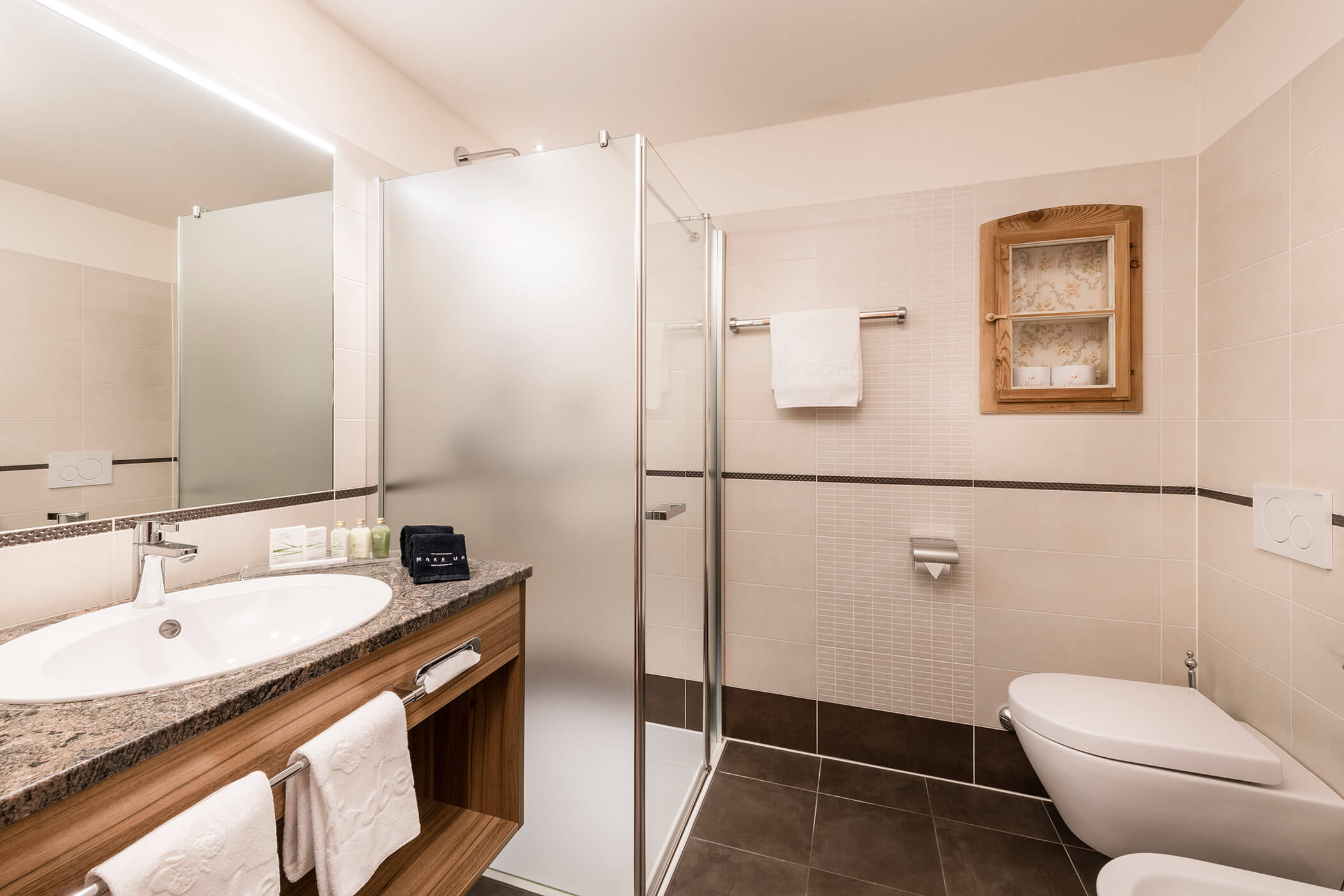 Badezimmer - Zimmer Morgentau - 5 Sterne Hotel Mirabell Dolomites in Olang