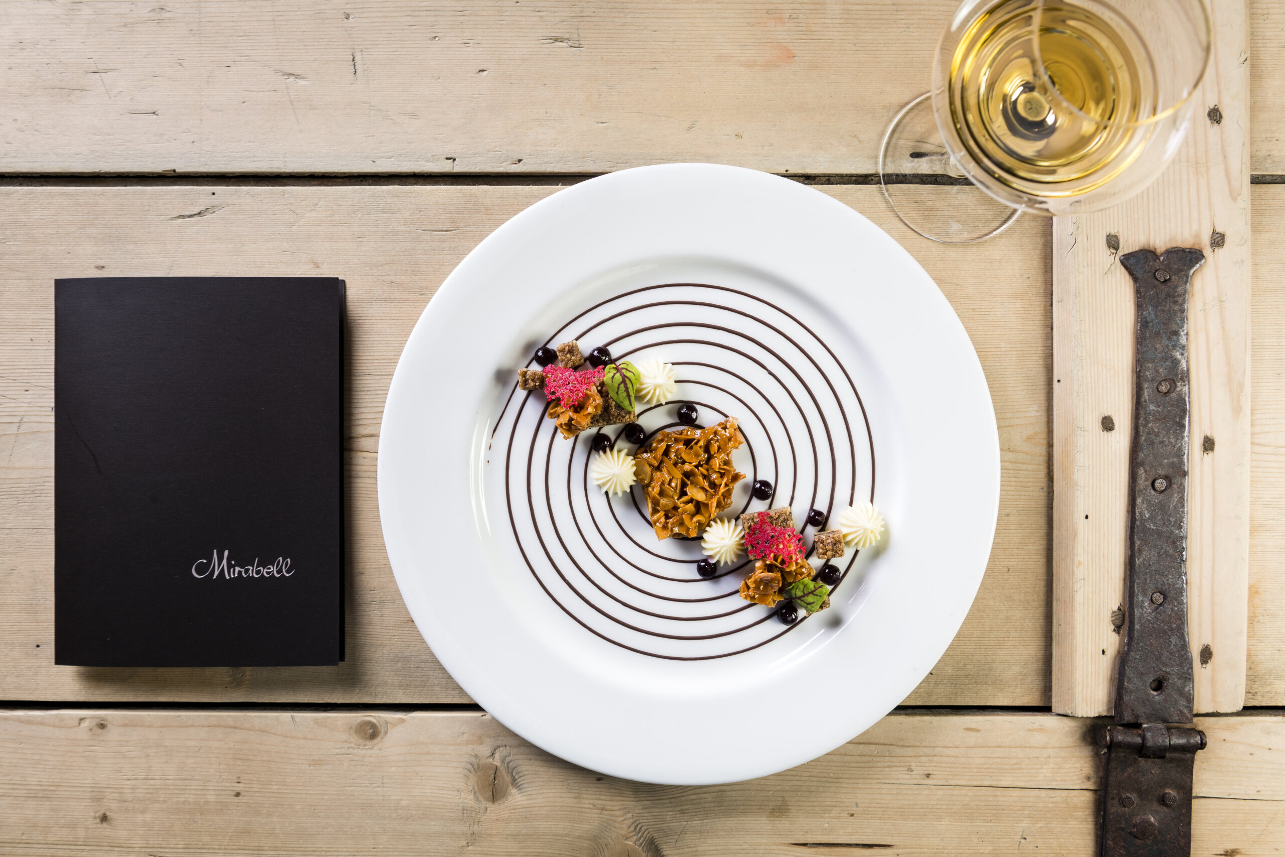 Gericht mit Wein - Detail - 5 Sterne Hotel Mirabell Dolomites in Olang